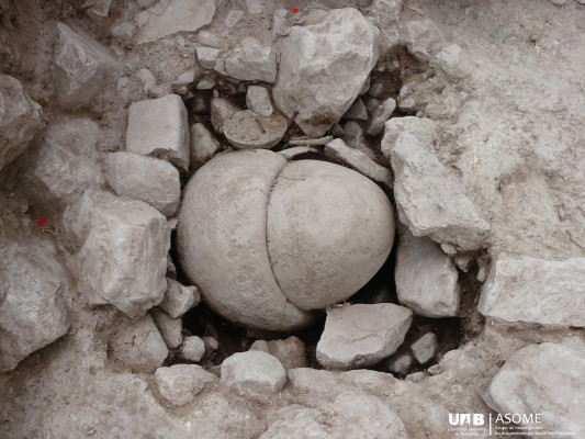 Burial in facing urns. Bastida.