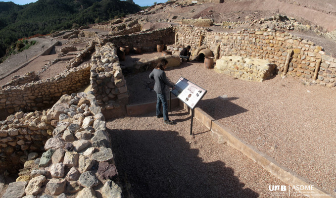 Perspectiva de una de las casas de época de apogeo, de planta trapezoidal, con su horno y urnas de almacenamiento