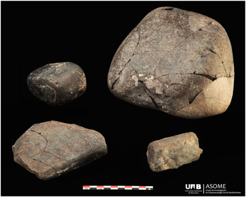 Artefactos relacionados con la forja y pulido/afilado de metales encontrado en el nivel reciente del edificio central de Tira del Lienzo (fotografía J. A.Soldevilla, ASOME-UAB)