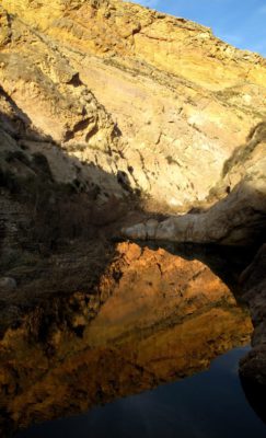 A los pies de la presa de Lébor, a poca distancia de La Bastida siguiendo el cauce de la rambla desde el este, destacan los imponentes cortados, y exquisitas formaciones cársticas que invitan al caminante a detenerse continuamente para, simplemente, contemplar su entorno.