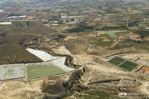 Controlando las fértiles tierras del valle del Guadalentín, Tira del Lienzo se eleva unos 35 m por encima del llano adyacente.