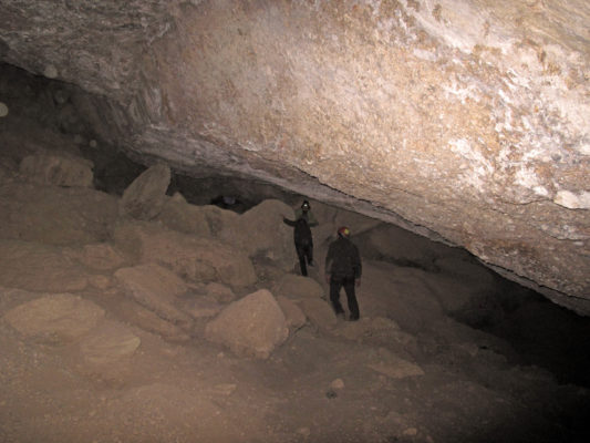Caminando sobre los bloques desplomados del techo en la primera gran sala.