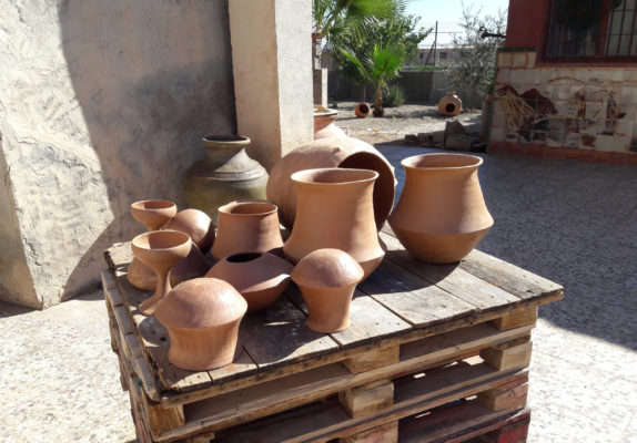 Piezas de Hernández Alfareros secándose