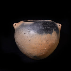 Oval pot with lugs