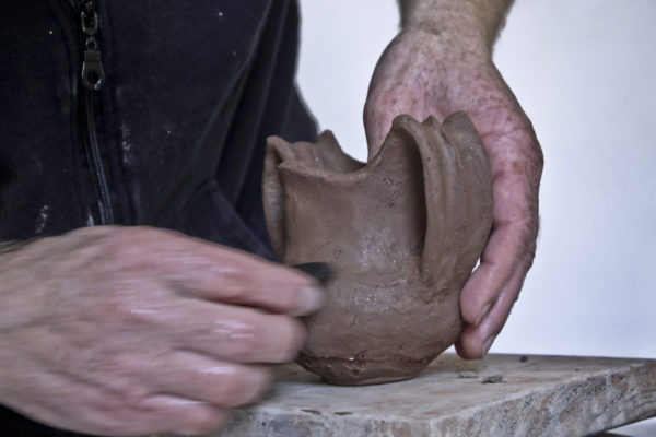 Iniciando la decoración de una pieza por Dejan Jovanović.