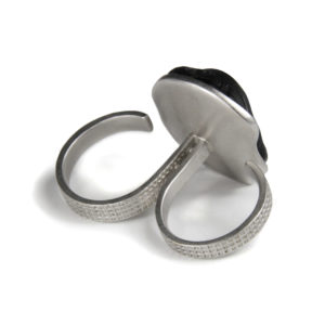 IN-ACTUAL. DOBLE. Black ring