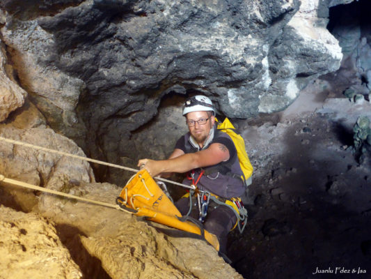 Descenso en rappel a la profundidades, a la gran sala de la cavidad.