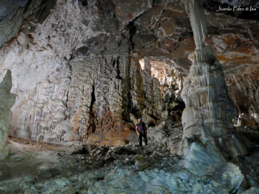 ¡El espectáculo está garantizado!. ¡Espeleotemas por doquier!