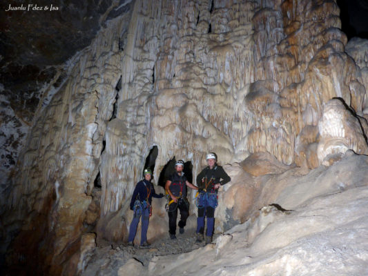 El trio de exploradores. Yo, en el centro, entre Isa y Juanlu, del Club de Espeleología almeriense Guzmaina.