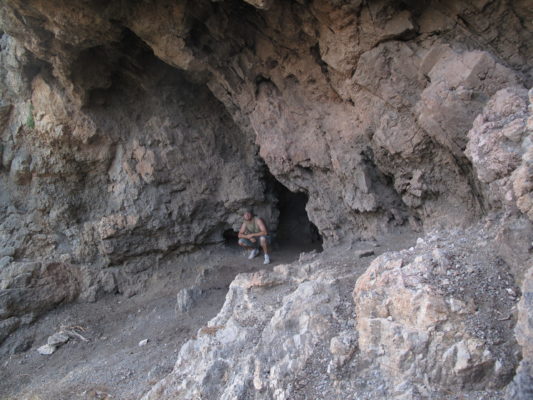Vista de proximidad de la cresta rocosa con algunas de las cuevas de enterramiento calcolítico. Algunos de los ajuares recuperados en intervenciones en el lugar se pueden contemplar en el Museo Arqueológico de Lorca.