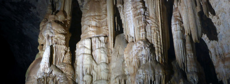 Coladas estalagmíticas de la Cueva de la Moneda.