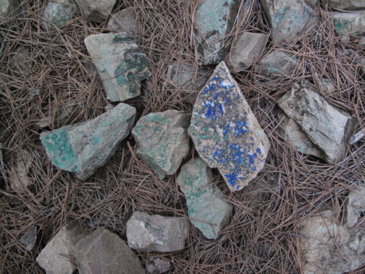 Piedras con azurita (azul) y malaquita (verde) que se forman a partir de los depósitos de cobre expuestos a la intemperie.