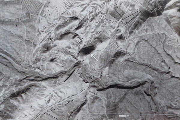 La actividad humana también deja su impronta. En 2004, la mayor parte de la loma desapareció por la extracción de áridos. Afortunadamente, ello no afectó al poblado.