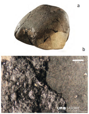 Efectos del fuego sobre los instrumentos de forja hallados en el ámbito central de Tira del Lienzo; a: yunque fragmentado, tras su restauración; b: craquelado en forma de estrella en la superficie de uno de los martillos de forja.