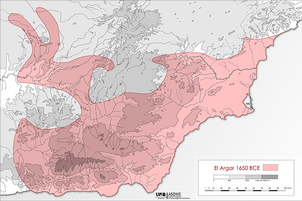 En el momento de máxima expansión y tras 500 años de desarrollo, el territorio argárico llegó a abarcar 33000 km2. El territorio argárico se articulaba en unidades políticas menores vinculadas a grandes poblados centrales, y con fuertes diferencias entre ellos con respecto al acceso y a la gestión de recursos naturales.